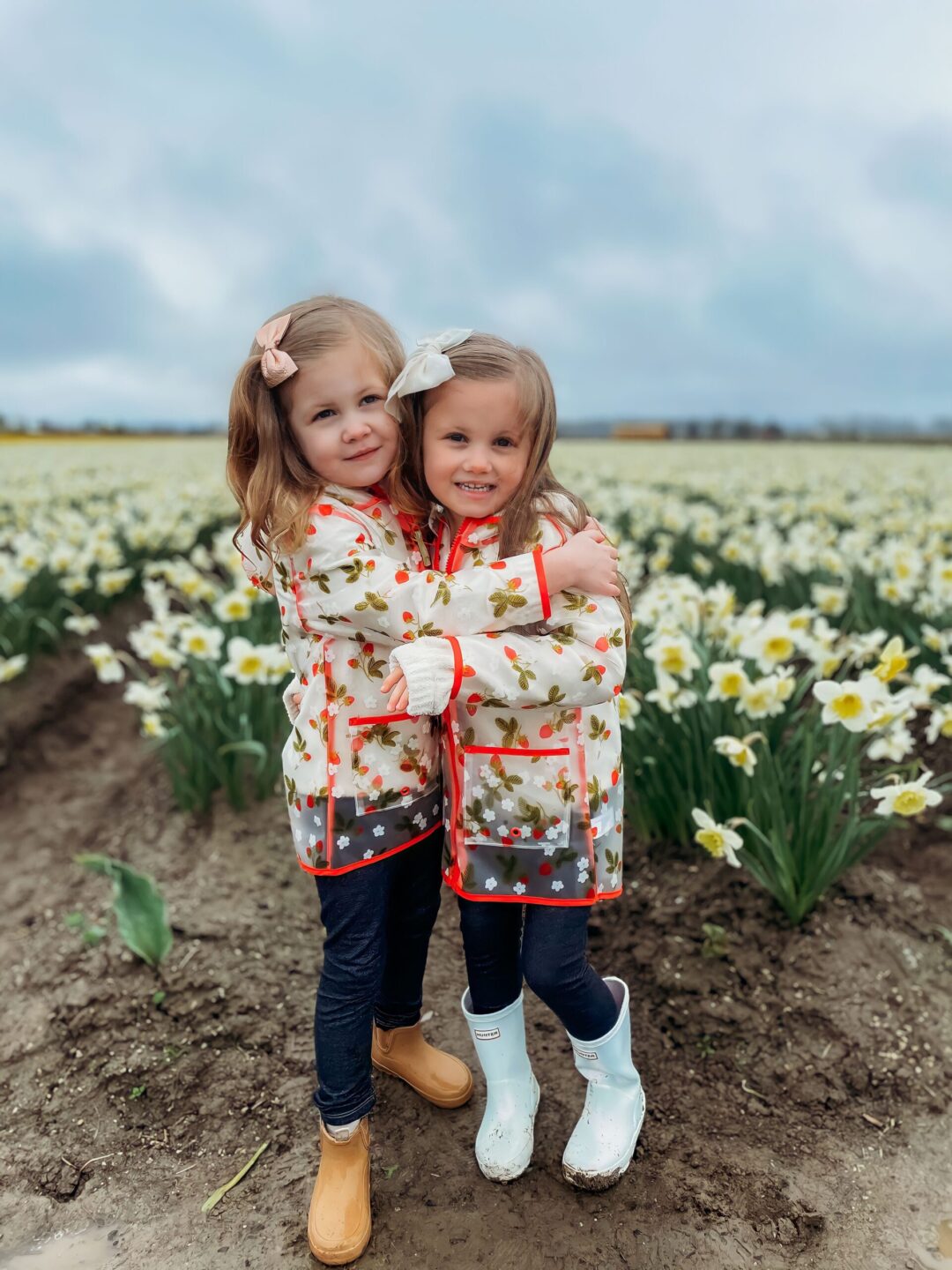 kjellsea-brock-daffodils-scaled Two little sisters hugging in the tulip fields